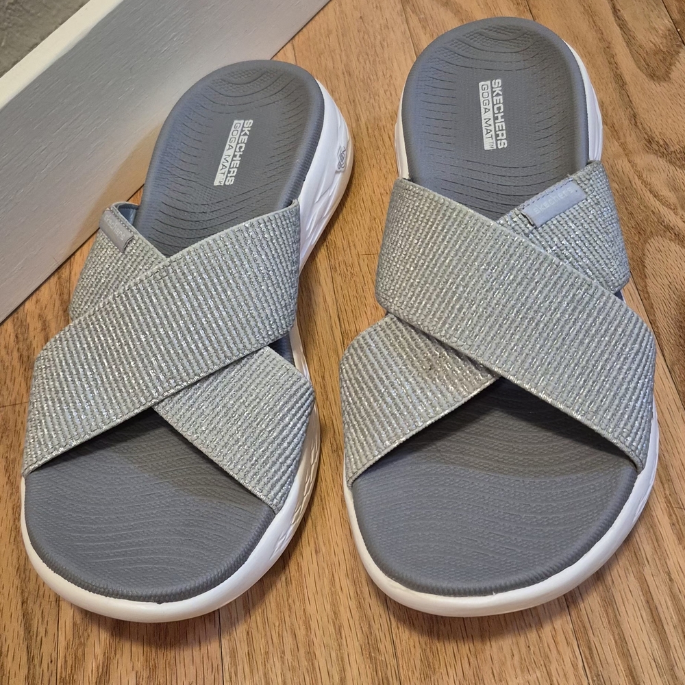 Skechers Women's 8 On The Go Silver Goga Mat Slide Sandals EUC - Picture 3 of 11